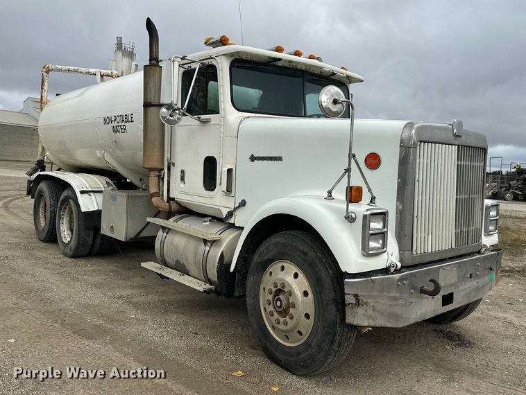 image for item DW4334 1993 International 9300 tank truck