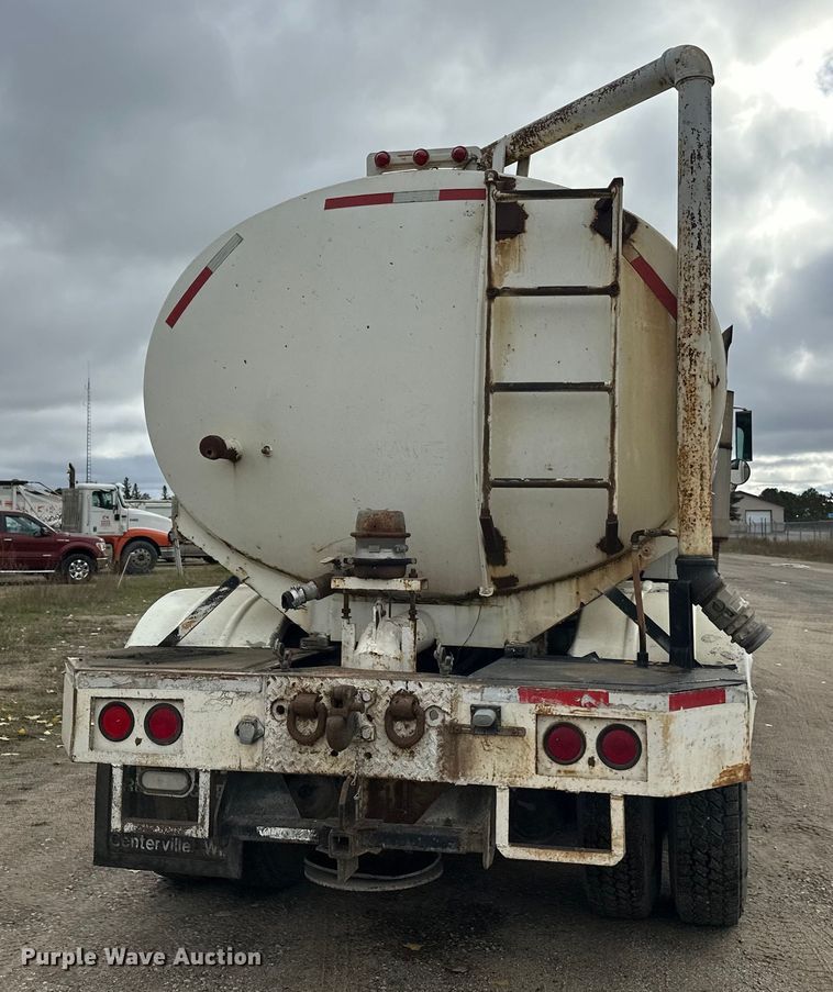 image for item DW4334 1993 International 9300 tank truck