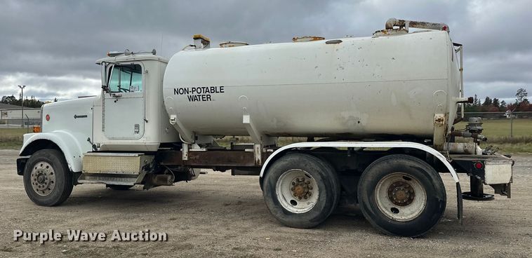 image for item DW4334 1993 International 9300 tank truck