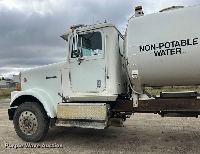 image for item DW4334 1993 International 9300 tank truck