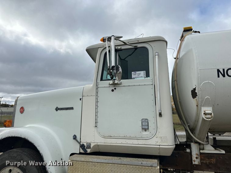 image for item DW4334 1993 International 9300 tank truck