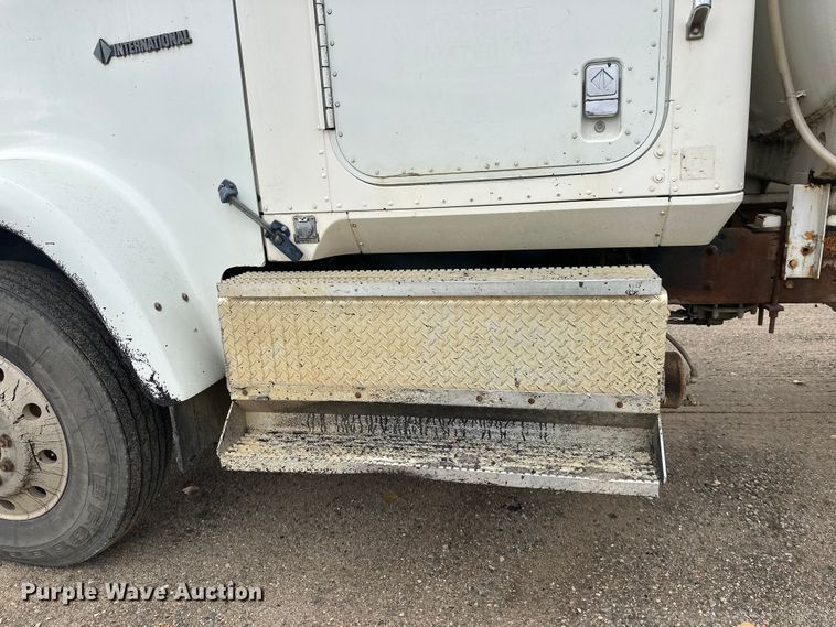 image for item DW4334 1993 International 9300 tank truck