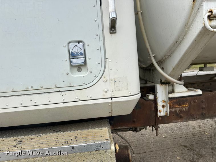 image for item DW4334 1993 International 9300 tank truck