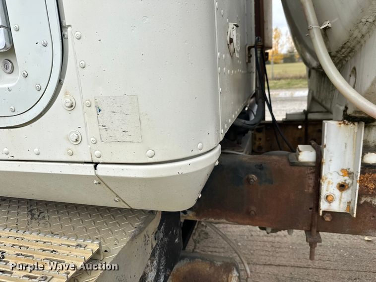 image for item DW4334 1993 International 9300 tank truck