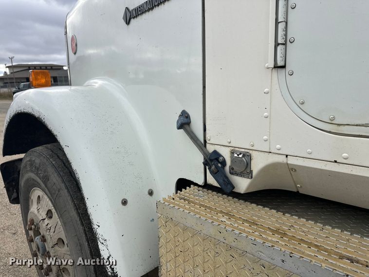 image for item DW4334 1993 International 9300 tank truck