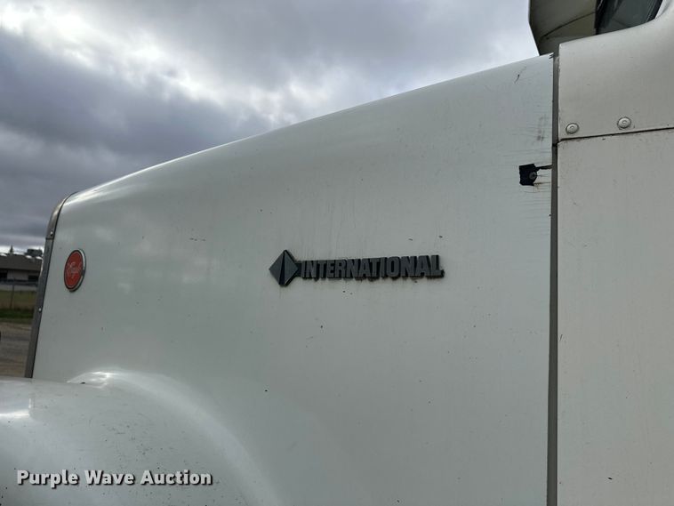 image for item DW4334 1993 International 9300 tank truck