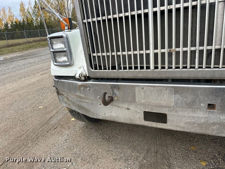 image for item DW4334 1993 International 9300 tank truck