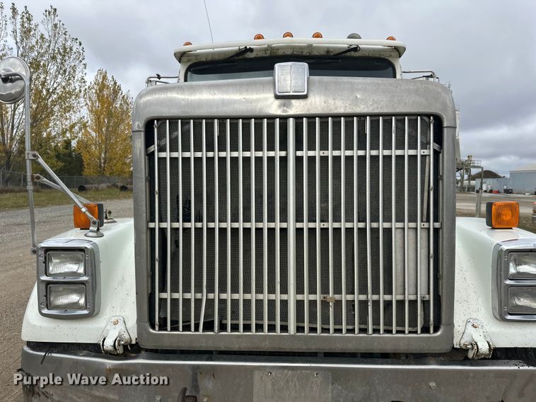 image for item DW4334 1993 International 9300 tank truck