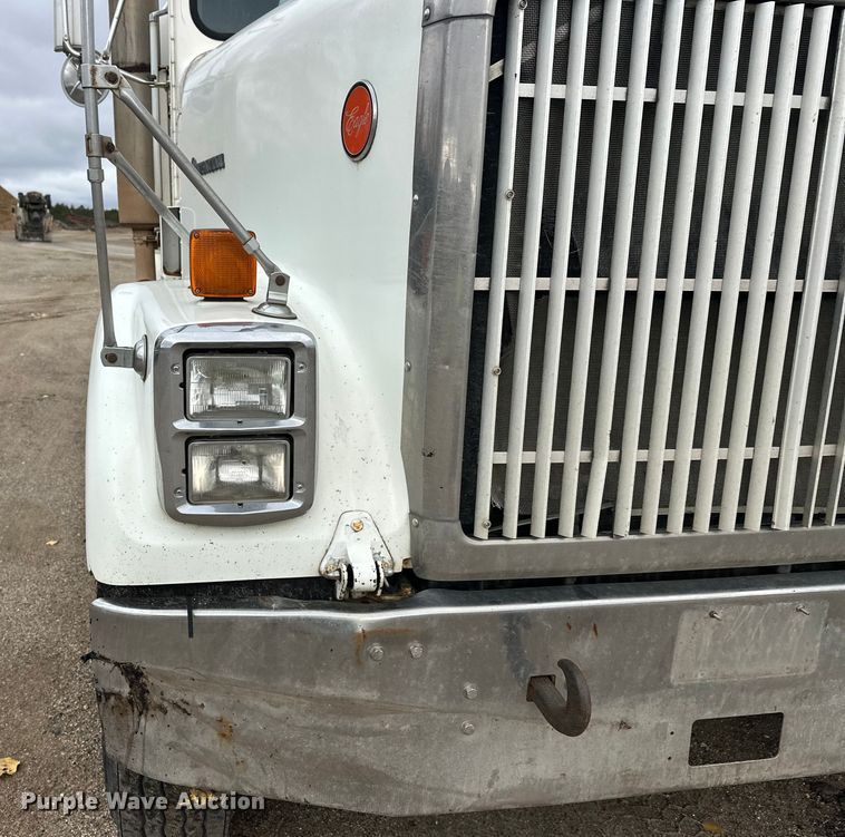 image for item DW4334 1993 International 9300 tank truck