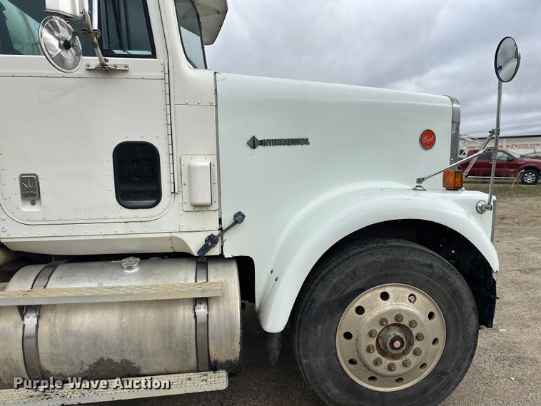 image for item DW4334 1993 International 9300 tank truck