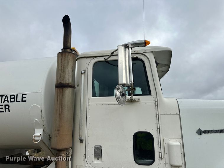 image for item DW4334 1993 International 9300 tank truck
