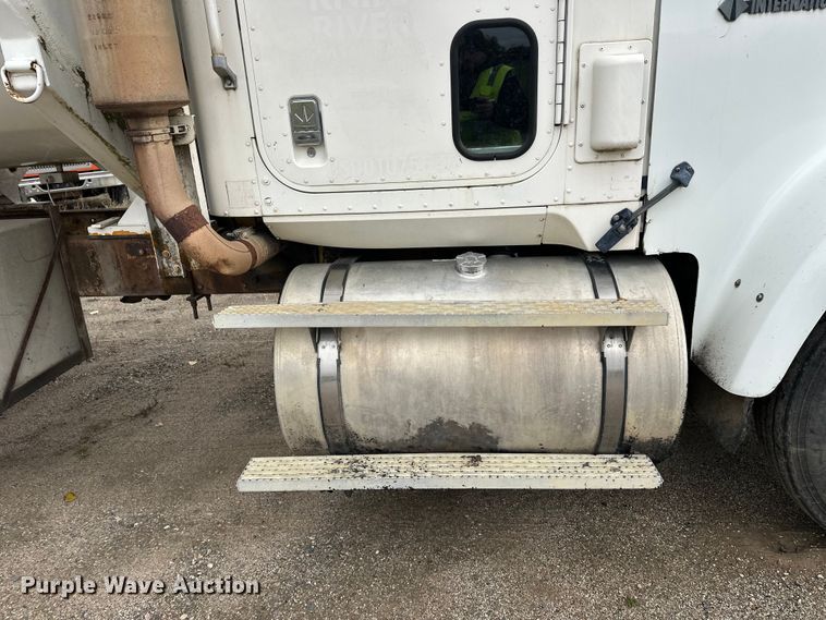 image for item DW4334 1993 International 9300 tank truck