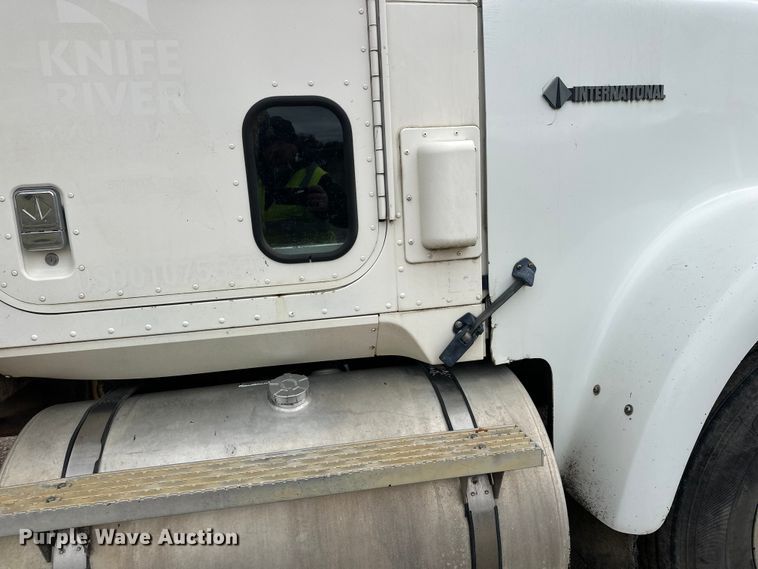 image for item DW4334 1993 International 9300 tank truck