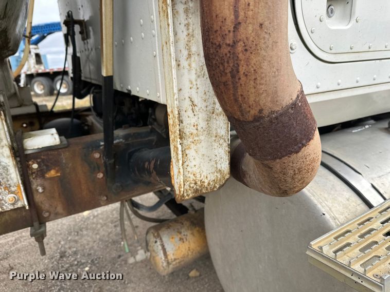 image for item DW4334 1993 International 9300 tank truck