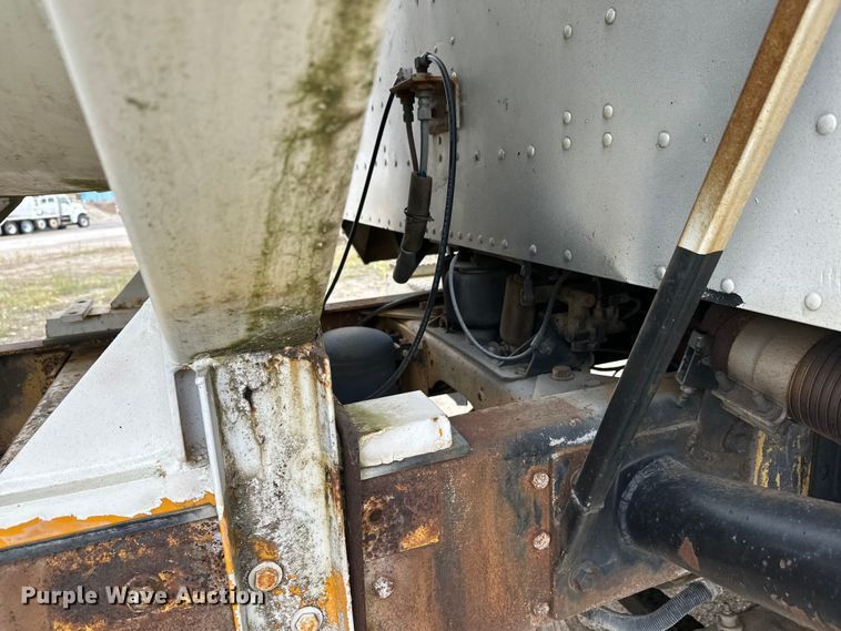 image for item DW4334 1993 International 9300 tank truck