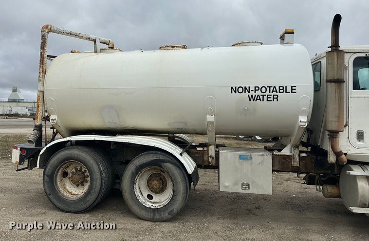 image for item DW4334 1993 International 9300 tank truck
