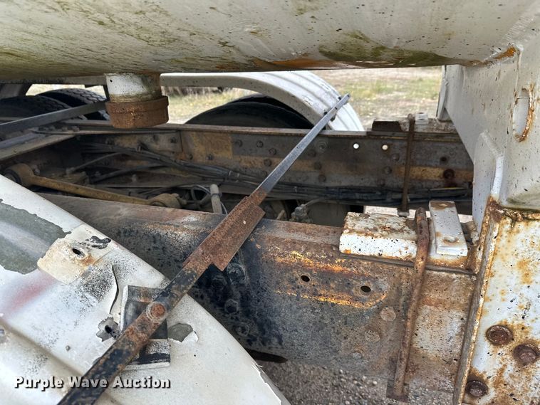 image for item DW4334 1993 International 9300 tank truck