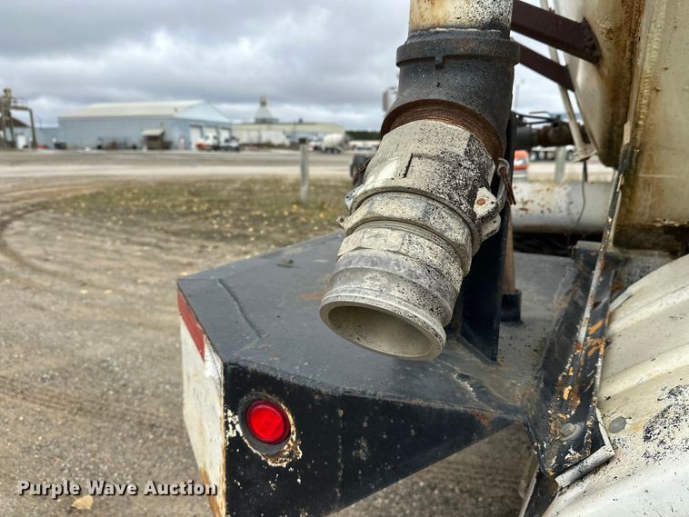 image for item DW4334 1993 International 9300 tank truck