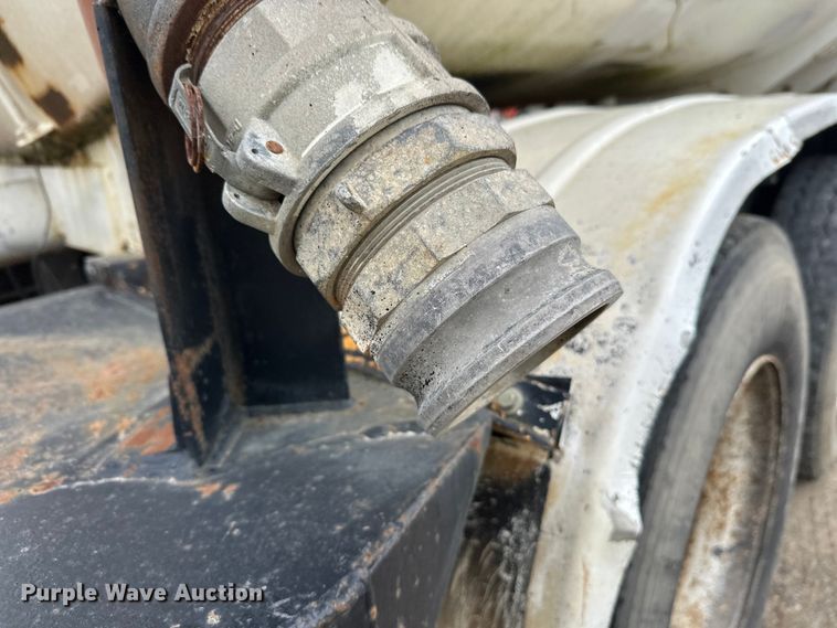 image for item DW4334 1993 International 9300 tank truck