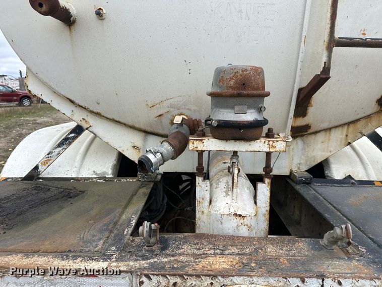 image for item DW4334 1993 International 9300 tank truck