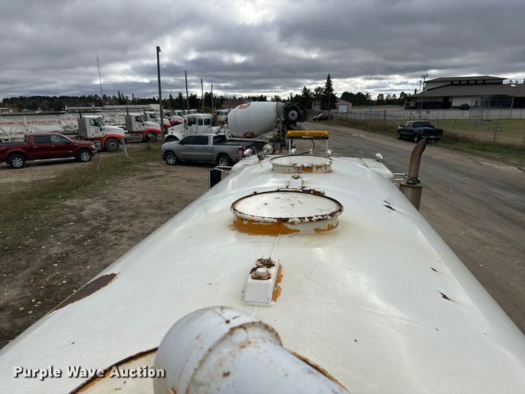 image for item DW4334 1993 International 9300 tank truck