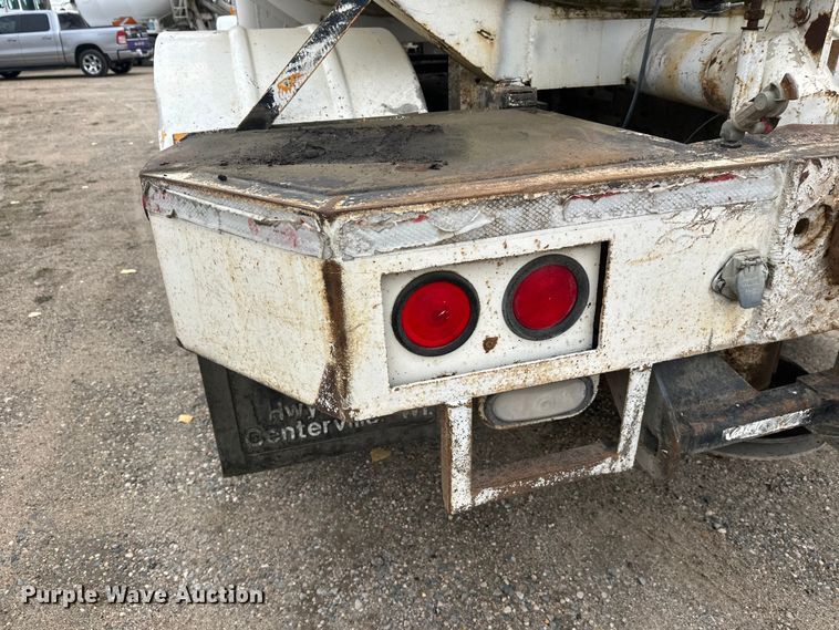 image for item DW4334 1993 International 9300 tank truck