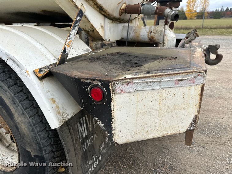 image for item DW4334 1993 International 9300 tank truck