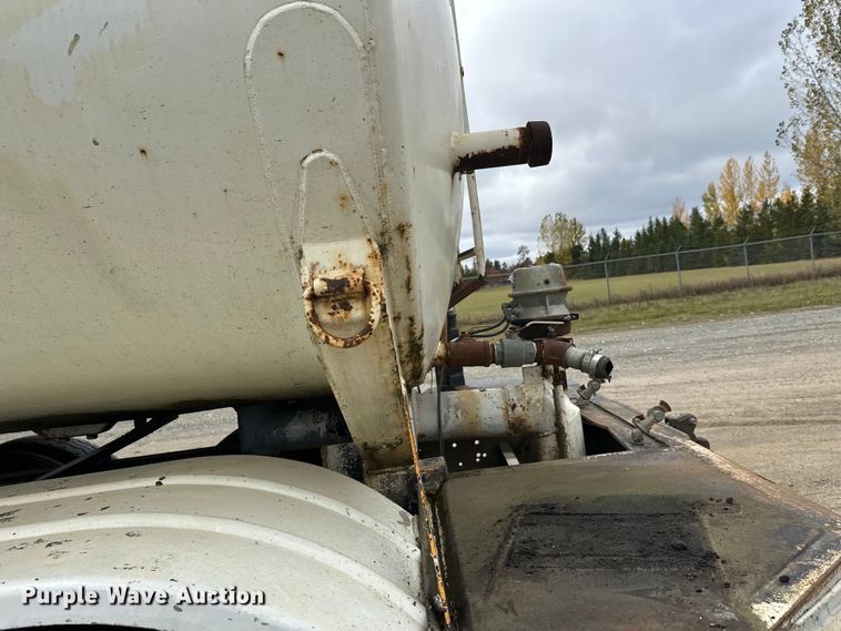 image for item DW4334 1993 International 9300 tank truck