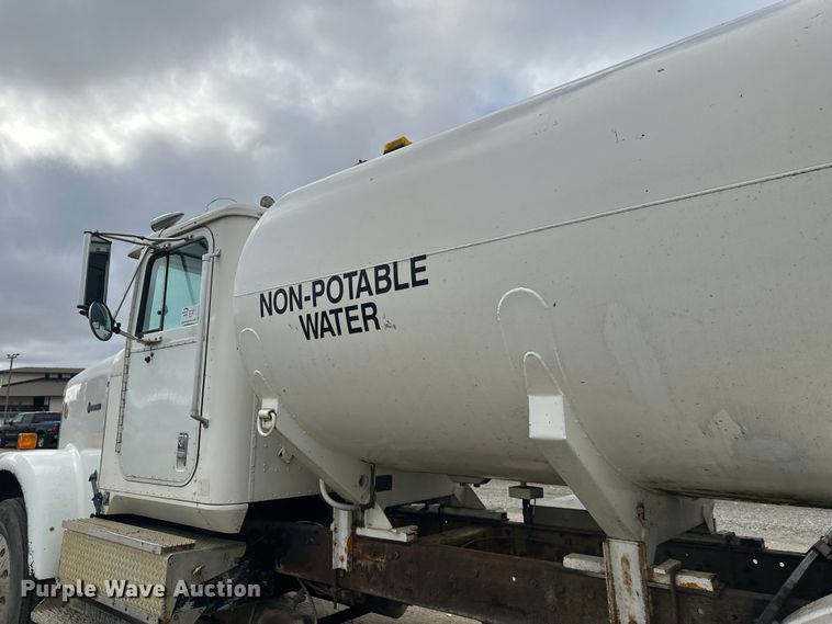 image for item DW4334 1993 International 9300 tank truck