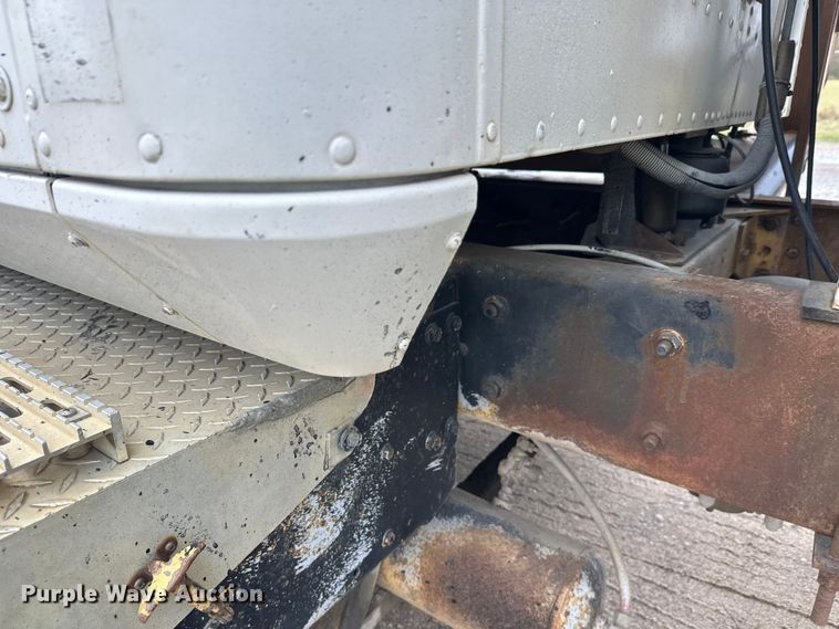 image for item DW4334 1993 International 9300 tank truck