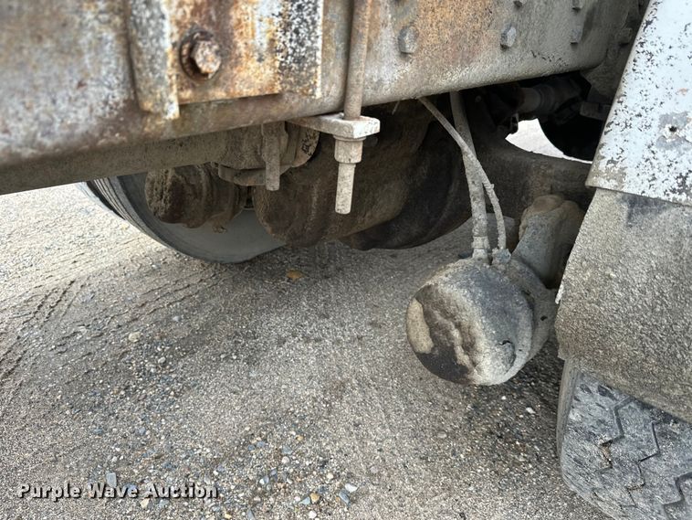 image for item DW4334 1993 International 9300 tank truck