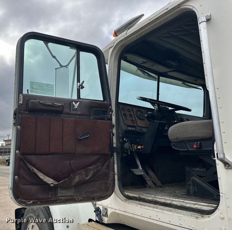 image for item DW4334 1993 International 9300 tank truck