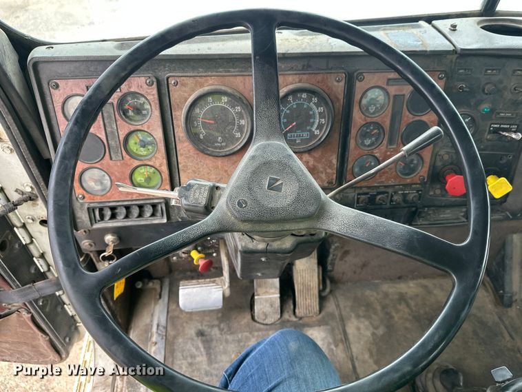 image for item DW4334 1993 International 9300 tank truck