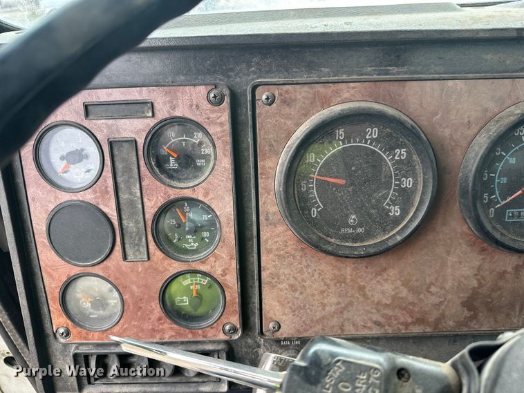 image for item DW4334 1993 International 9300 tank truck