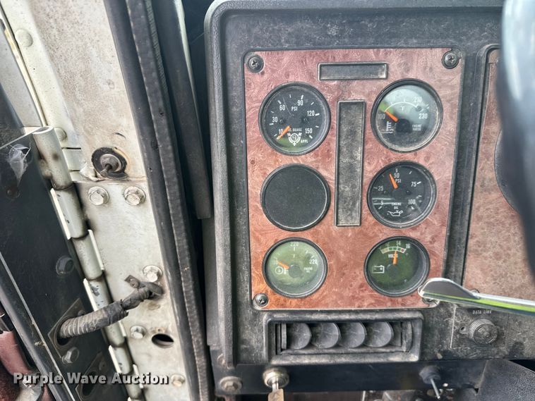 image for item DW4334 1993 International 9300 tank truck