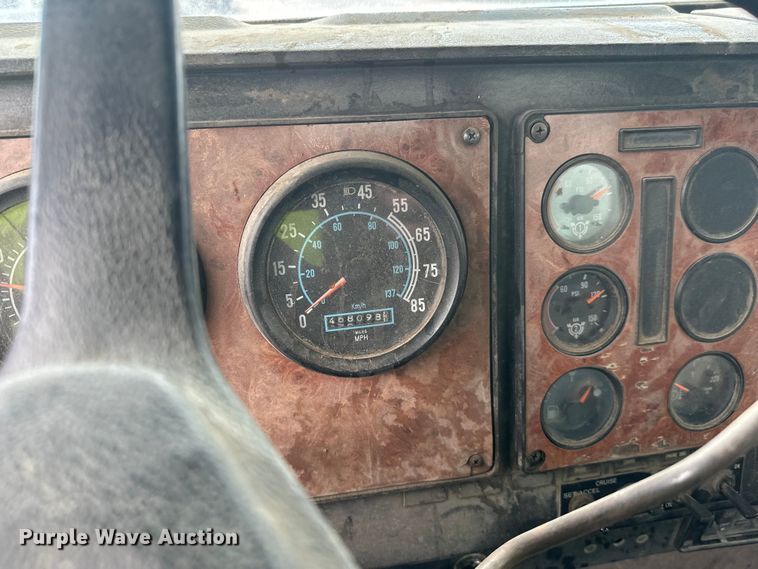 image for item DW4334 1993 International 9300 tank truck