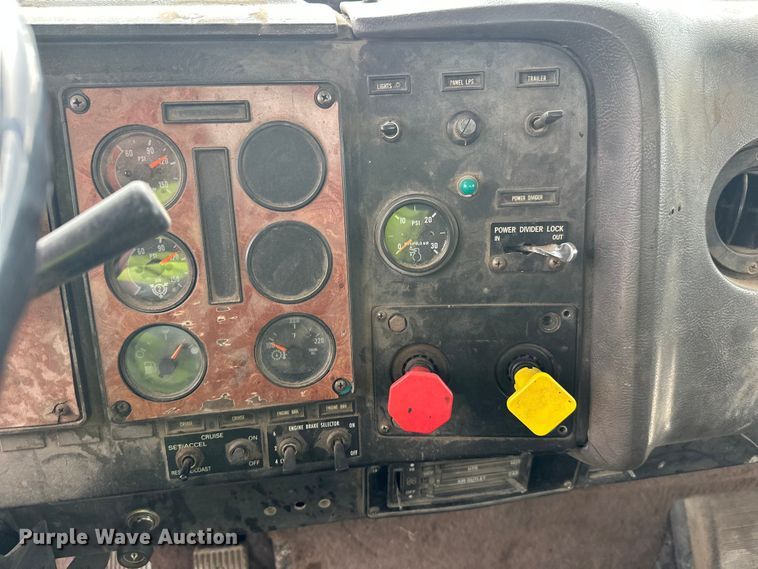 image for item DW4334 1993 International 9300 tank truck