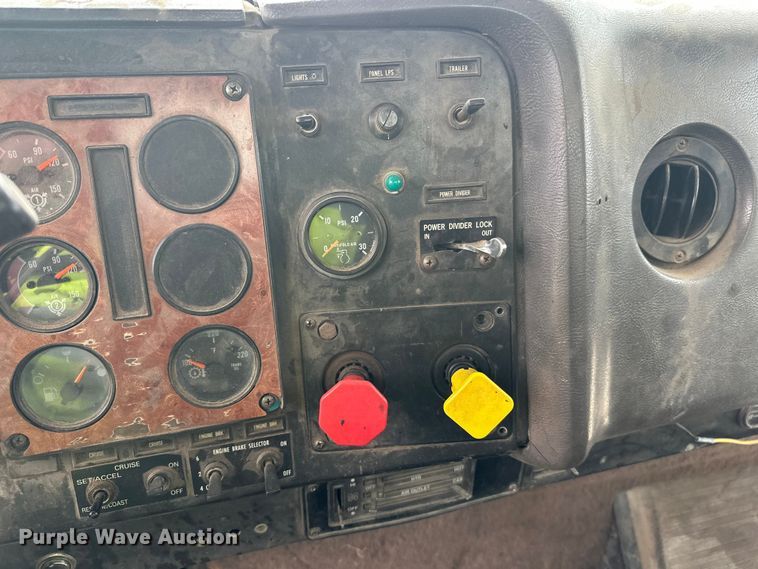 image for item DW4334 1993 International 9300 tank truck