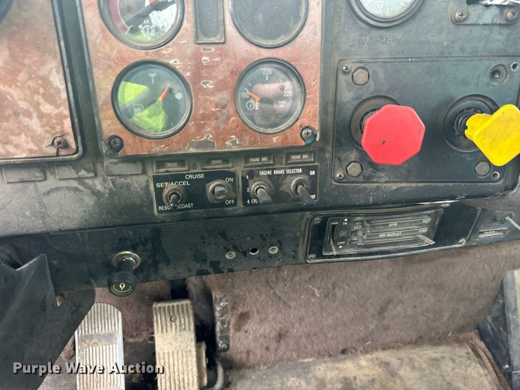 image for item DW4334 1993 International 9300 tank truck