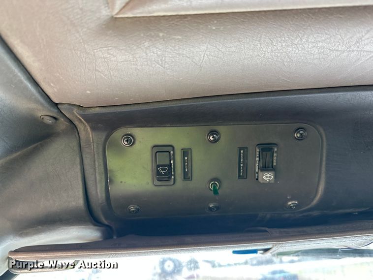 image for item DW4334 1993 International 9300 tank truck