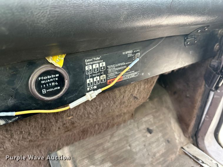 image for item DW4334 1993 International 9300 tank truck