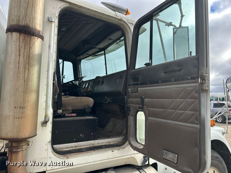 image for item DW4334 1993 International 9300 tank truck