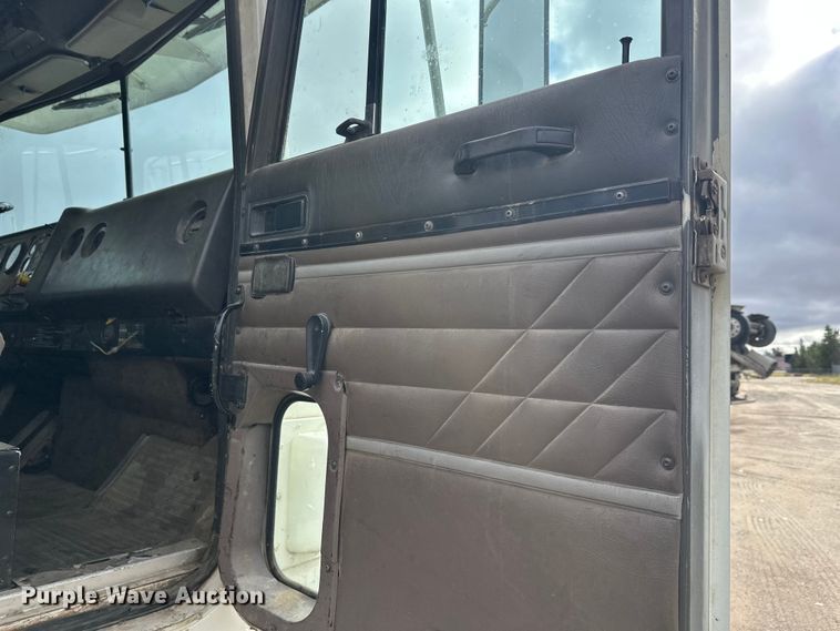 image for item DW4334 1993 International 9300 tank truck