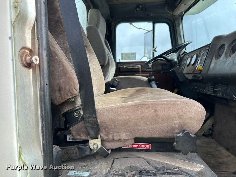 image for item DW4334 1993 International 9300 tank truck