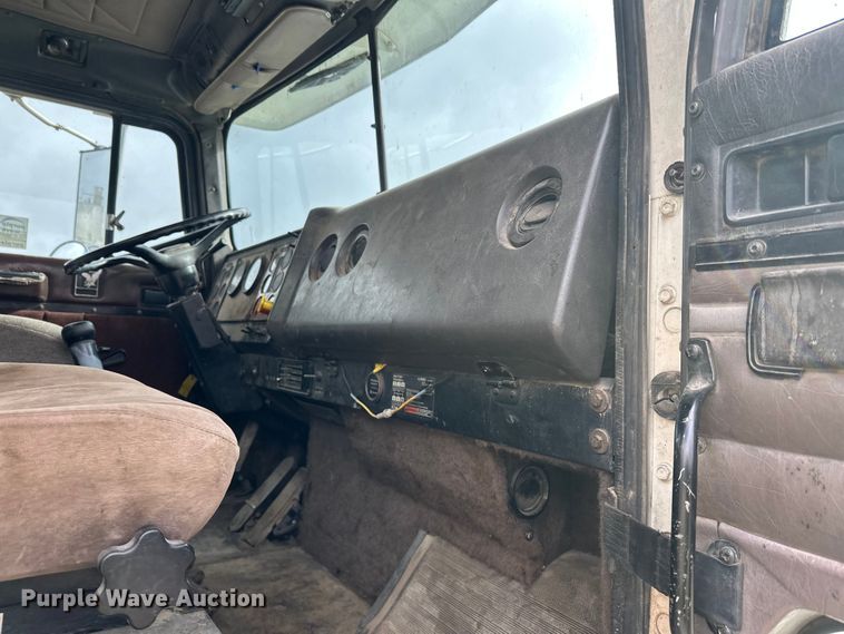 image for item DW4334 1993 International 9300 tank truck