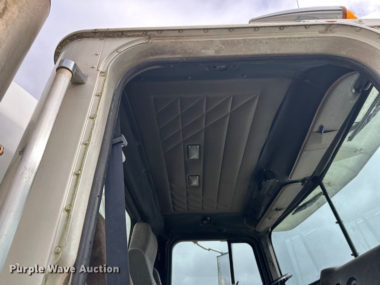 image for item DW4334 1993 International 9300 tank truck