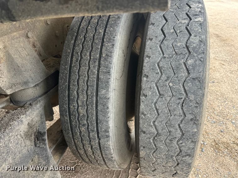 image for item DW4334 1993 International 9300 tank truck