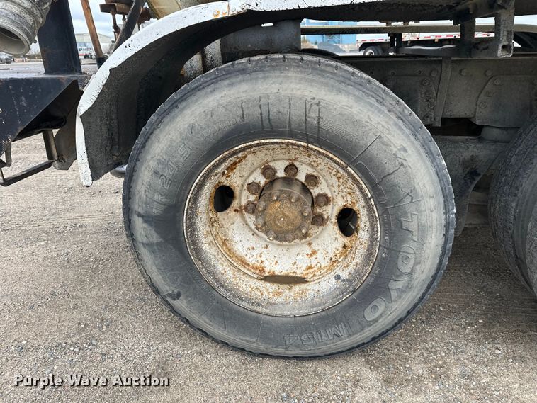 image for item DW4334 1993 International 9300 tank truck