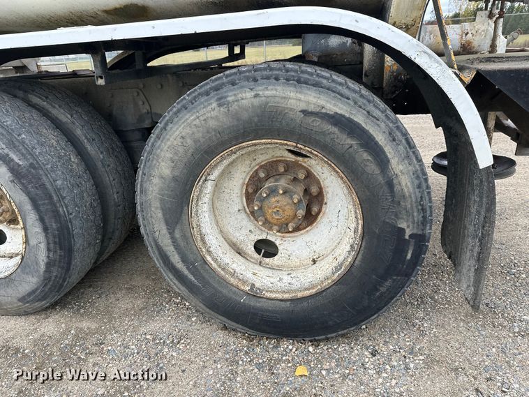 image for item DW4334 1993 International 9300 tank truck