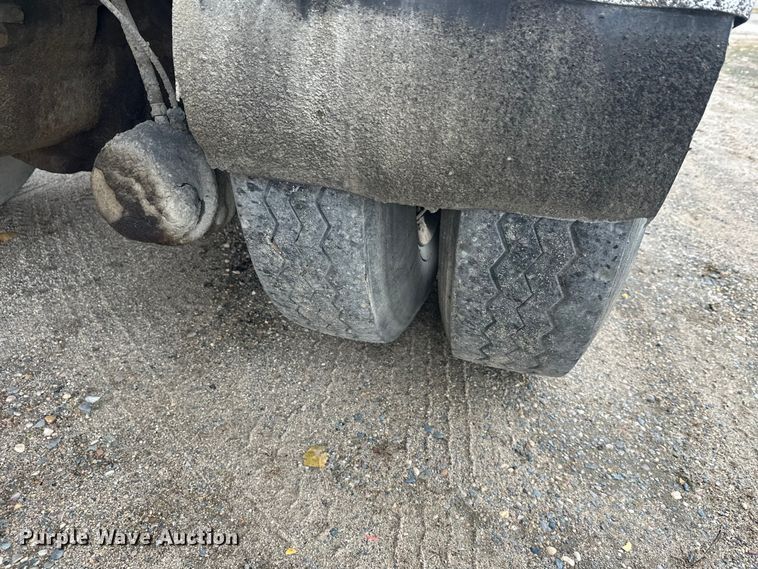 image for item DW4334 1993 International 9300 tank truck